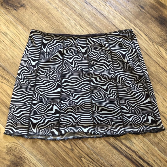 H&M retro pattern mini skirt — size L 🤎 NWT never worn! - Picture 2 of 3